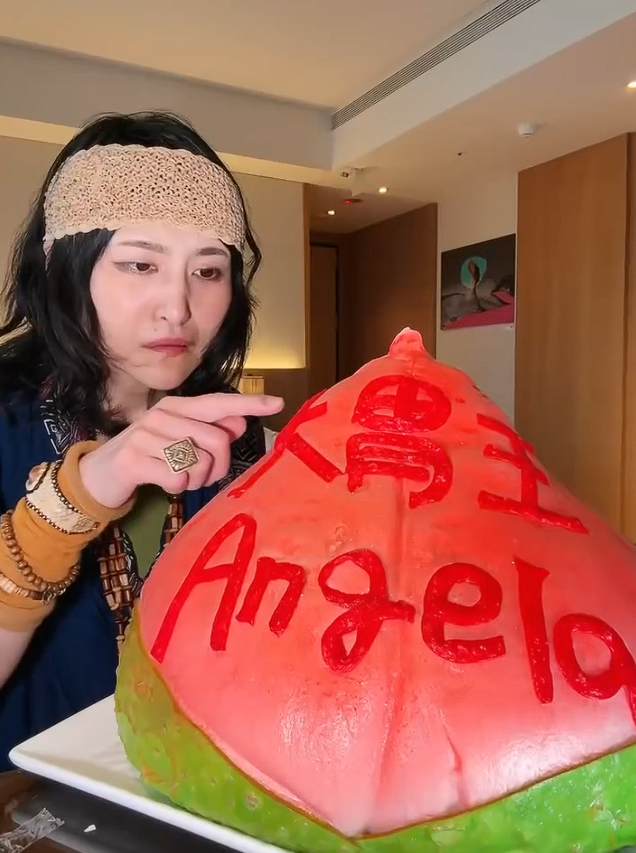 安潔拉佐藤回到房間後看到巨型壽桃。(圖/翻攝安潔拉佐藤IG)